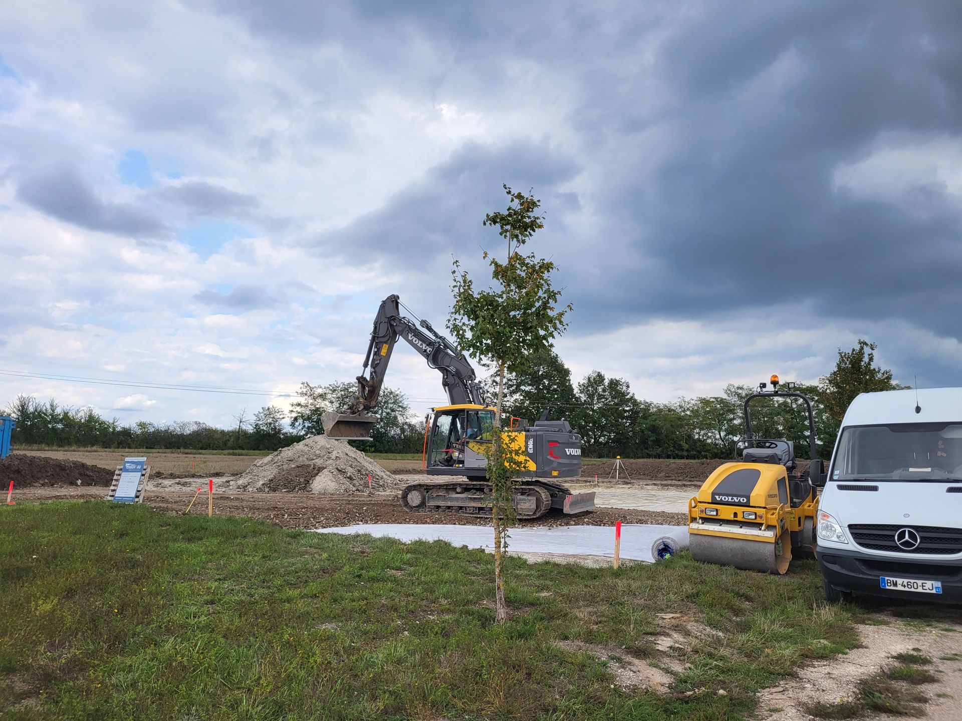 Deux tracteurs jaunes