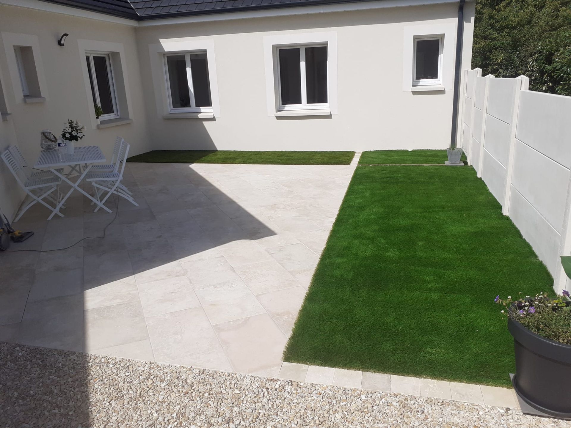 Une pelouse devant une maison