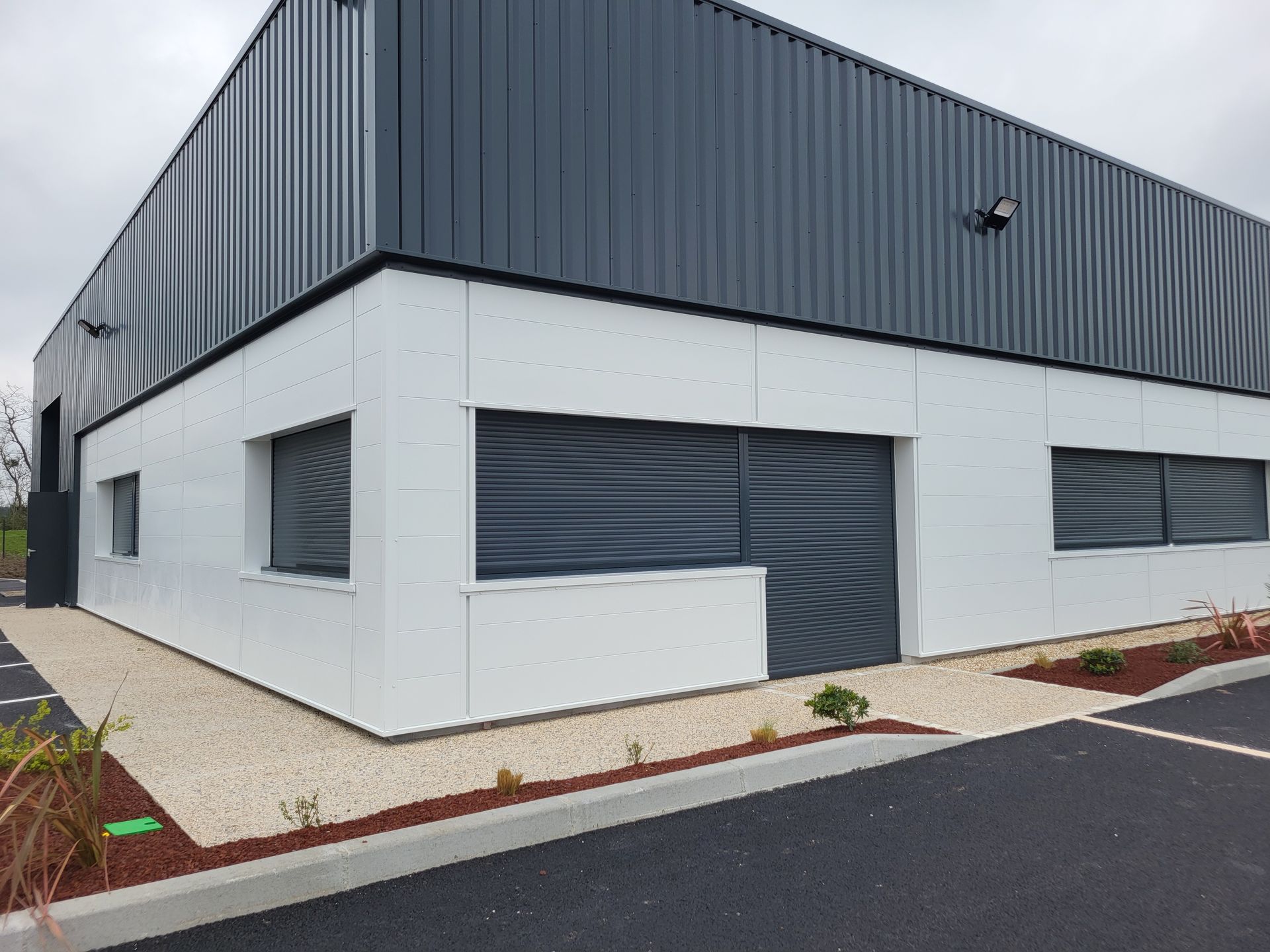 Une maison avec des volets fermés