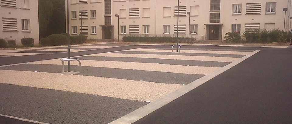 Une cour devant un bâtiment