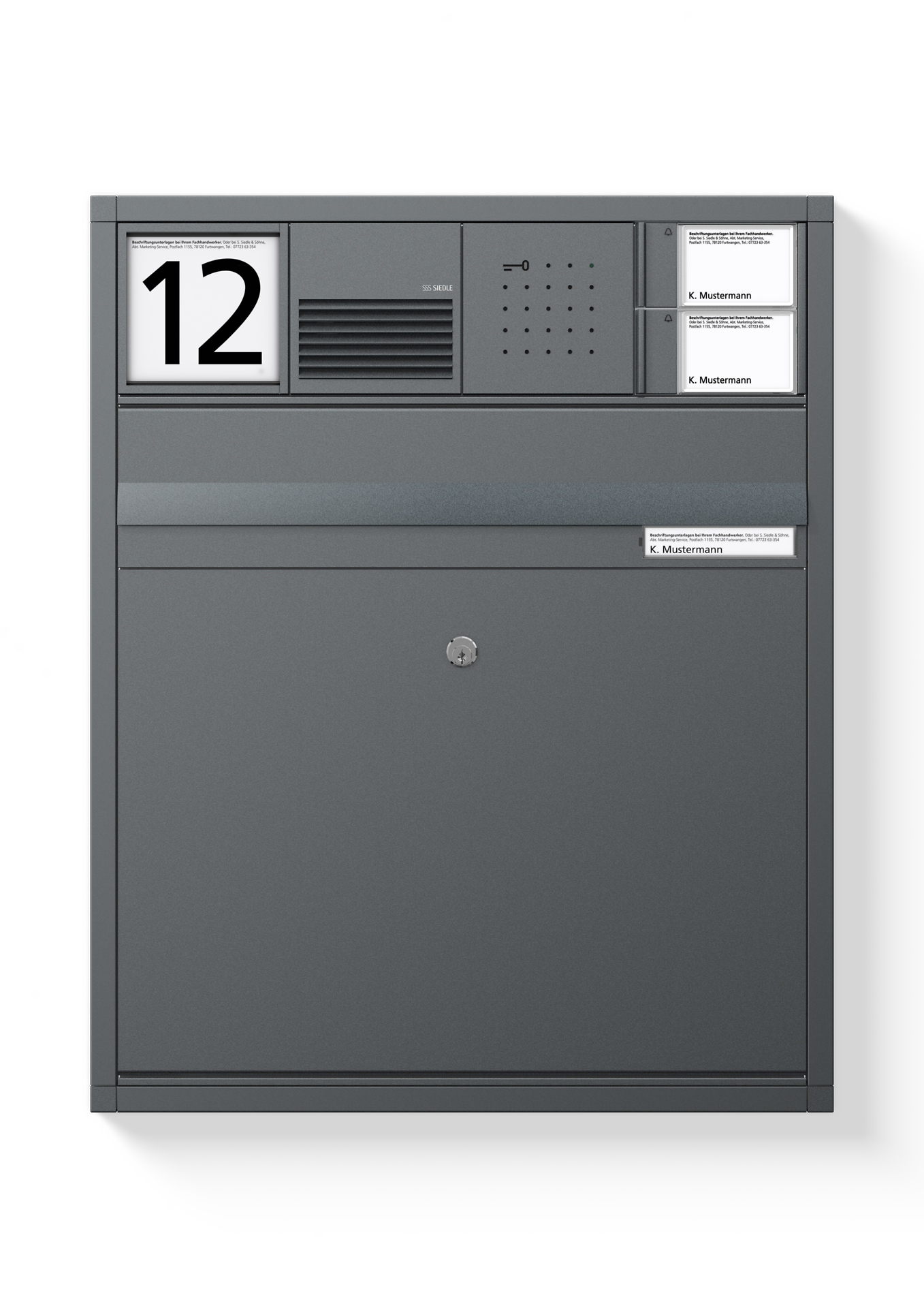 Grauer Mehrfamilienhausbriefkasten mit Wohnungsnummer 12, Gegensprechanlage und Namensschildern.