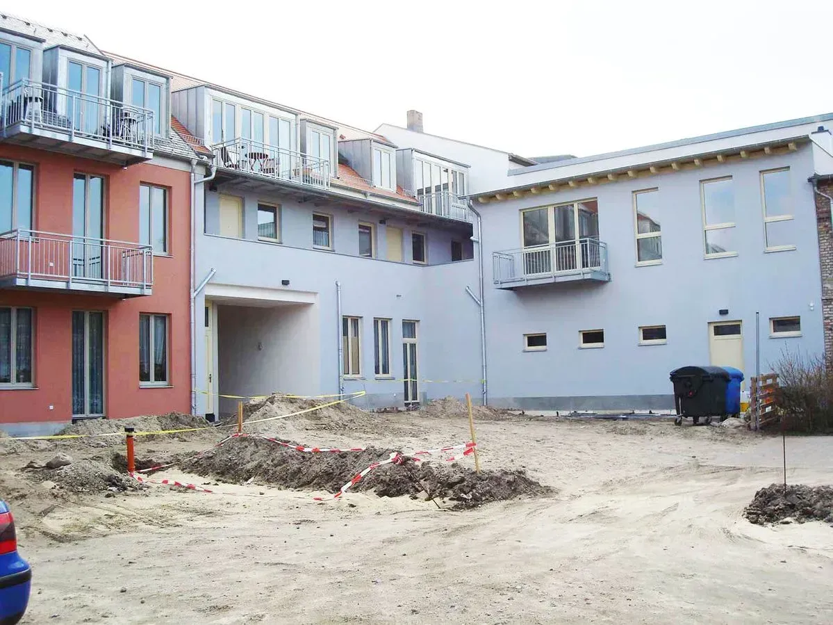 Es entsteht ein Gebäude mit vielen Fenstern