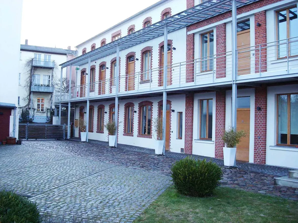 Gebäude mit vielen Fenstern und Ziegeln