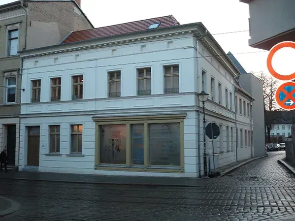 Ein Gebäude mit einem Parkverbotsschild davor