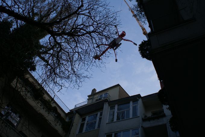 Baumfällung in einem Innenhof in Düsseldorf
