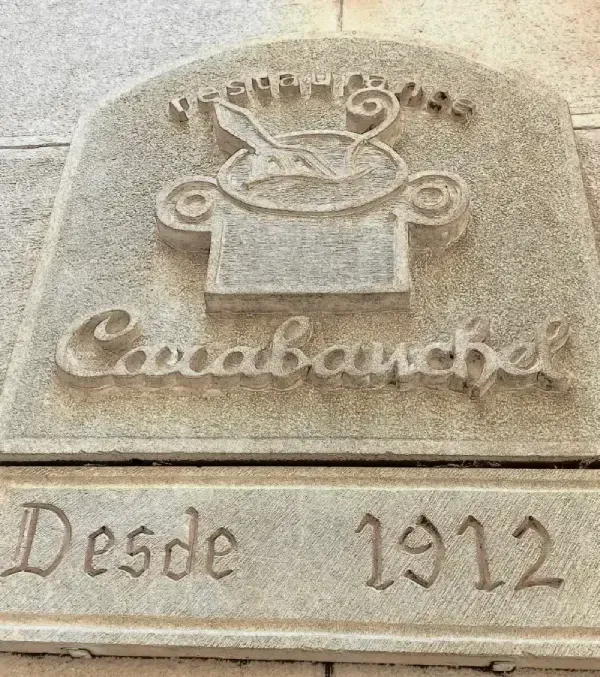 Talla en piedra del logo de