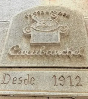 Talla en piedra del logo de 