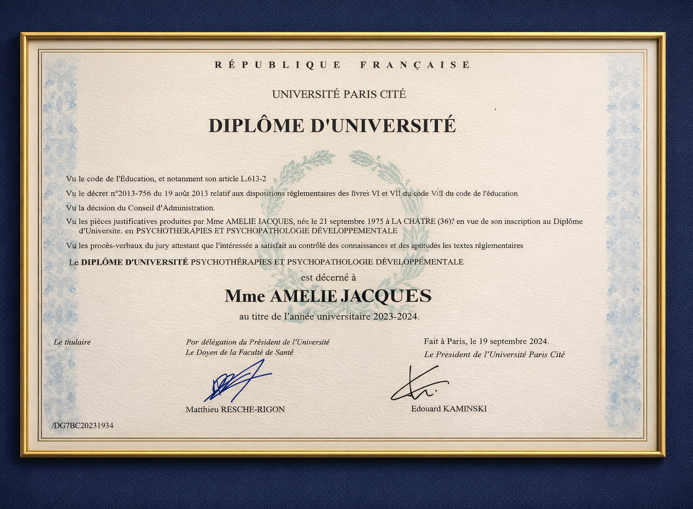 Diplôme universitaire français avec bordure dorée et signatures