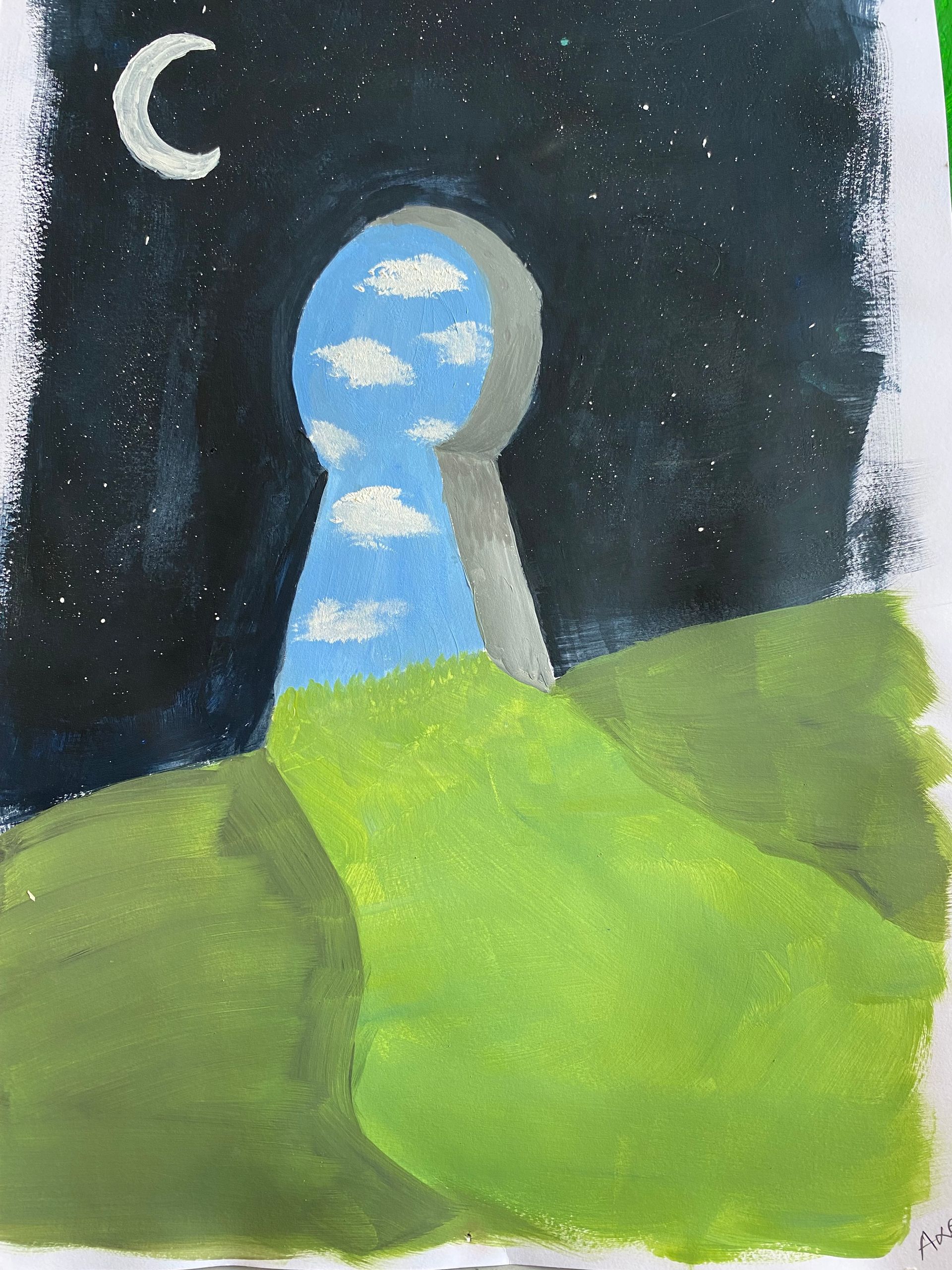 Scène nocturne abstraite avec un croissant de lune, un ciel bleu qui s'ouvre et des collines ou un feuillage d'un vert éclatant en dessous.
