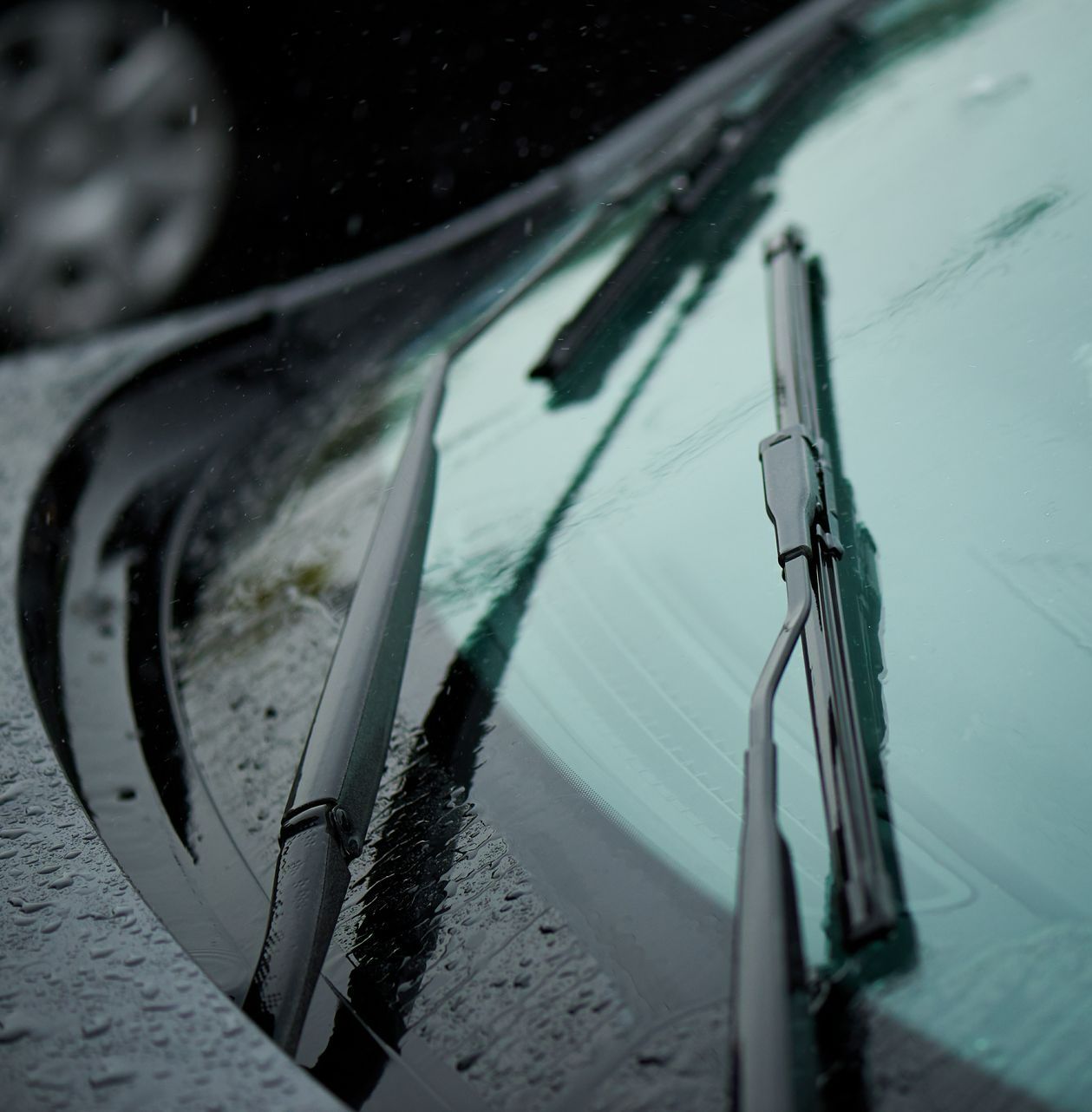 Des essuie-glaces sur une voiture