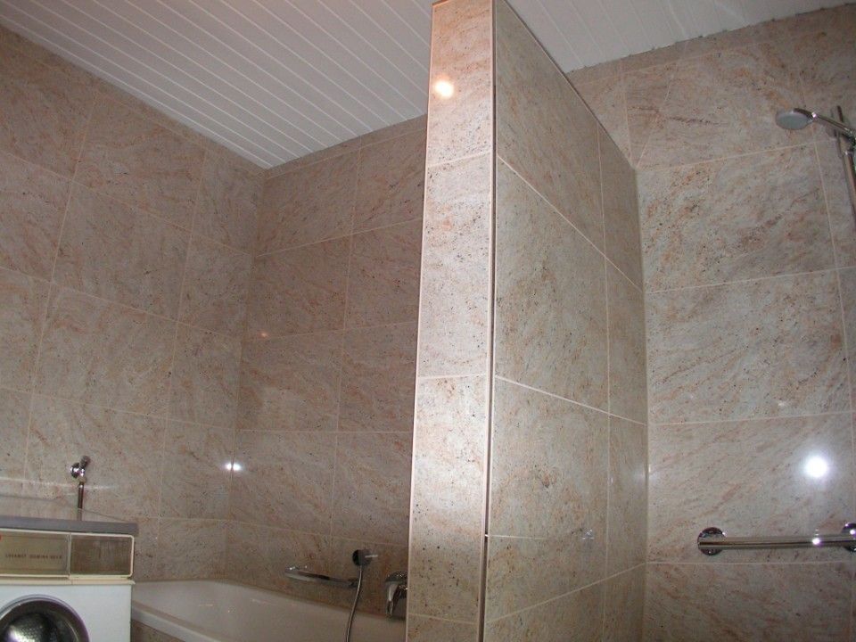 Marmorfliesen in einem Badezimmer