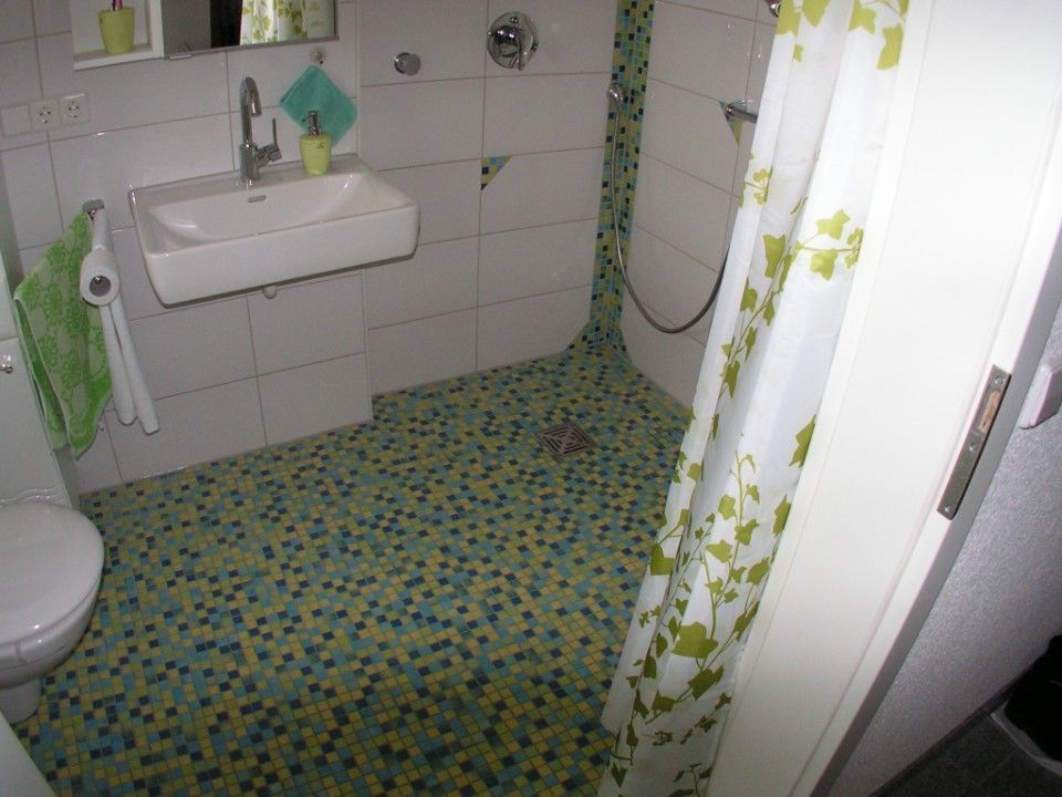 grüne Fliesen im Bad