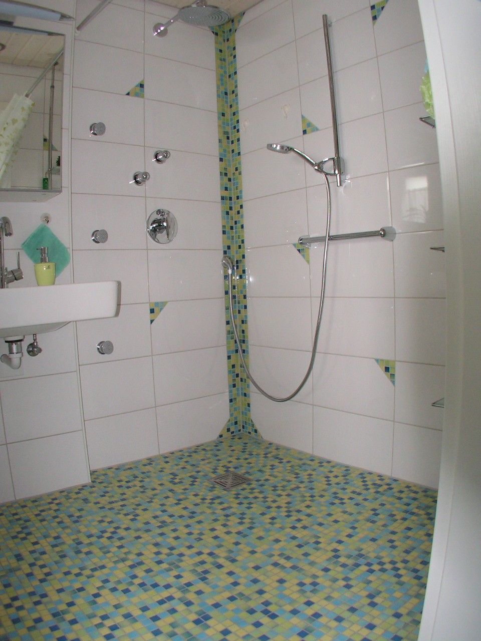 grüner Fliesenboden