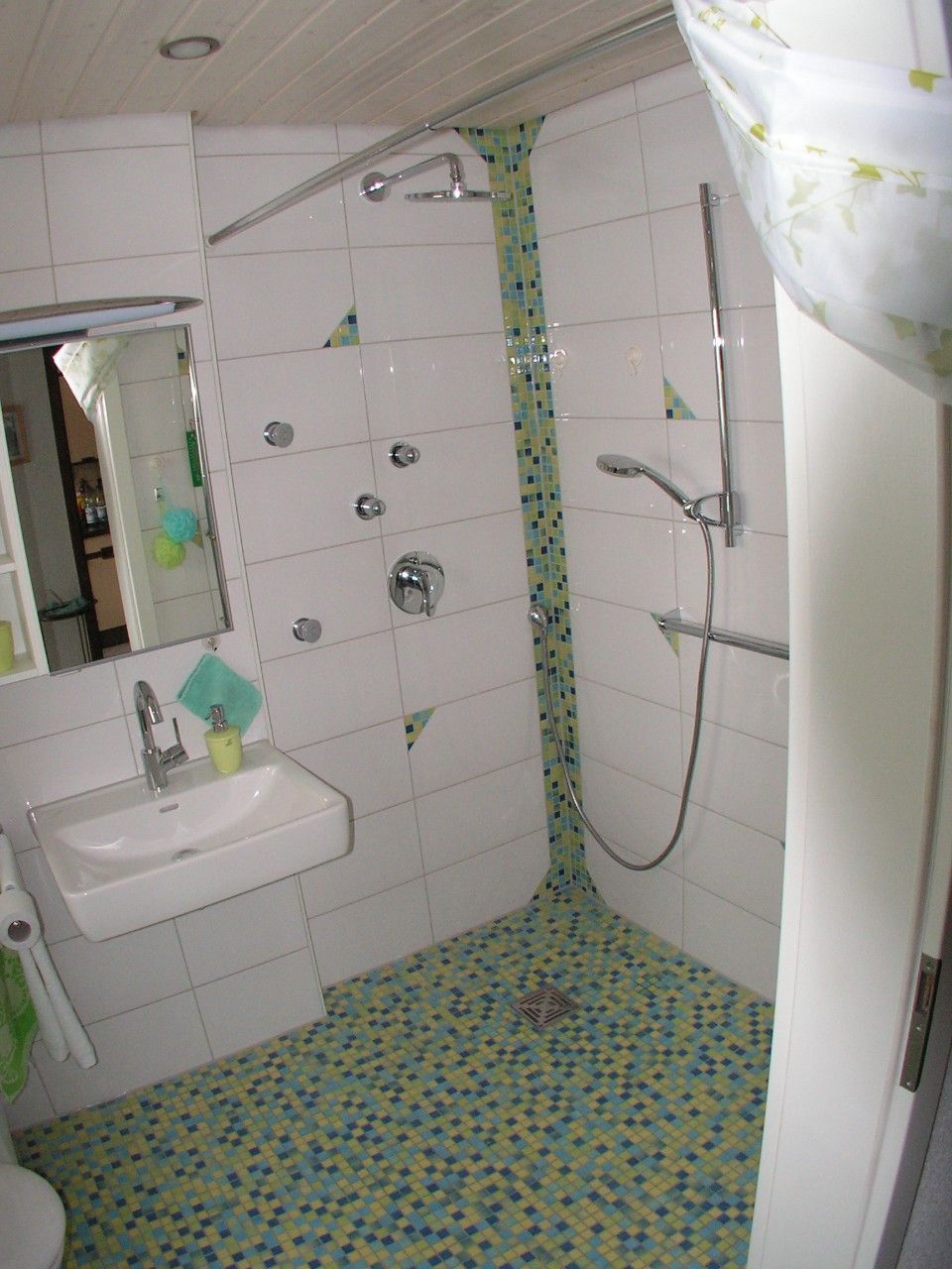 grüner Fliesenboden in der Dusche