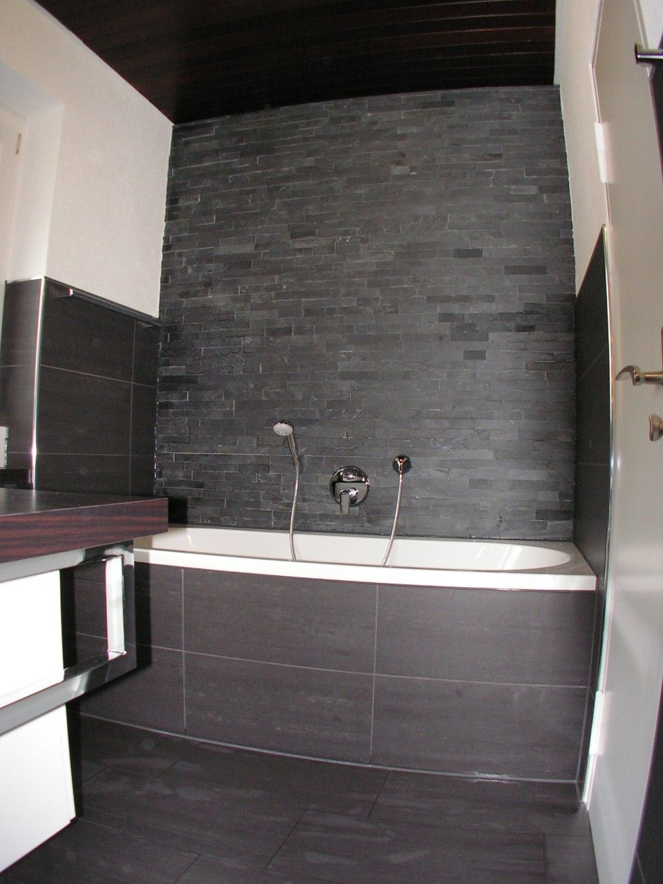 dunkle Fliesenarbeiten im Bad