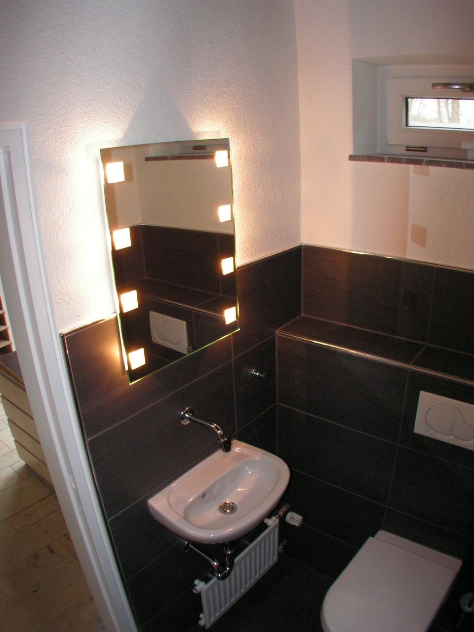 schwarze Fliesen im Bad