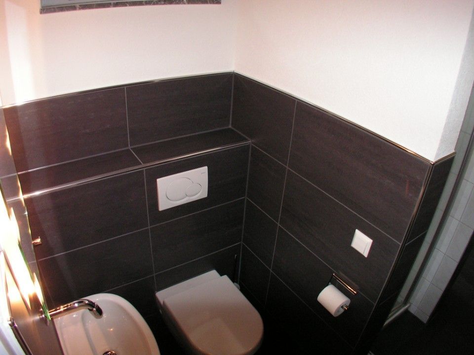 schwarze Fliesen und weiße Wand