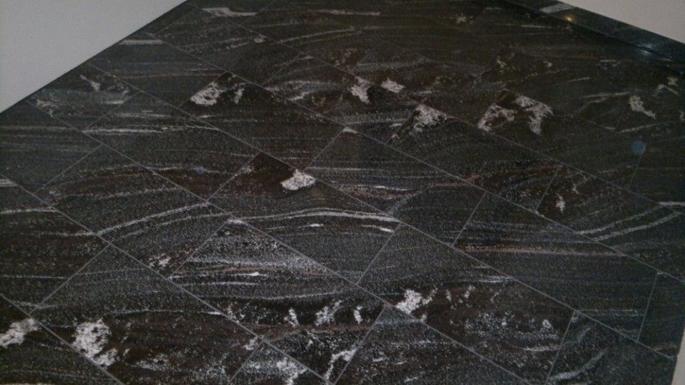 schwarze Natursteinfliesen