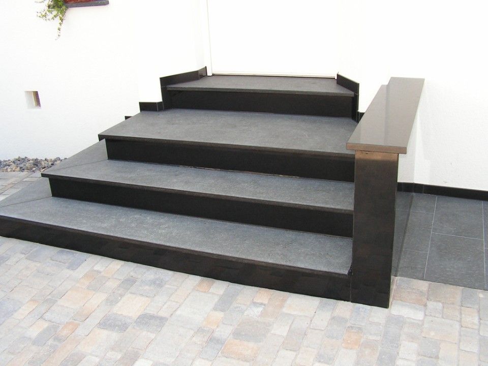dunkle Fliesen auf einer Treppe