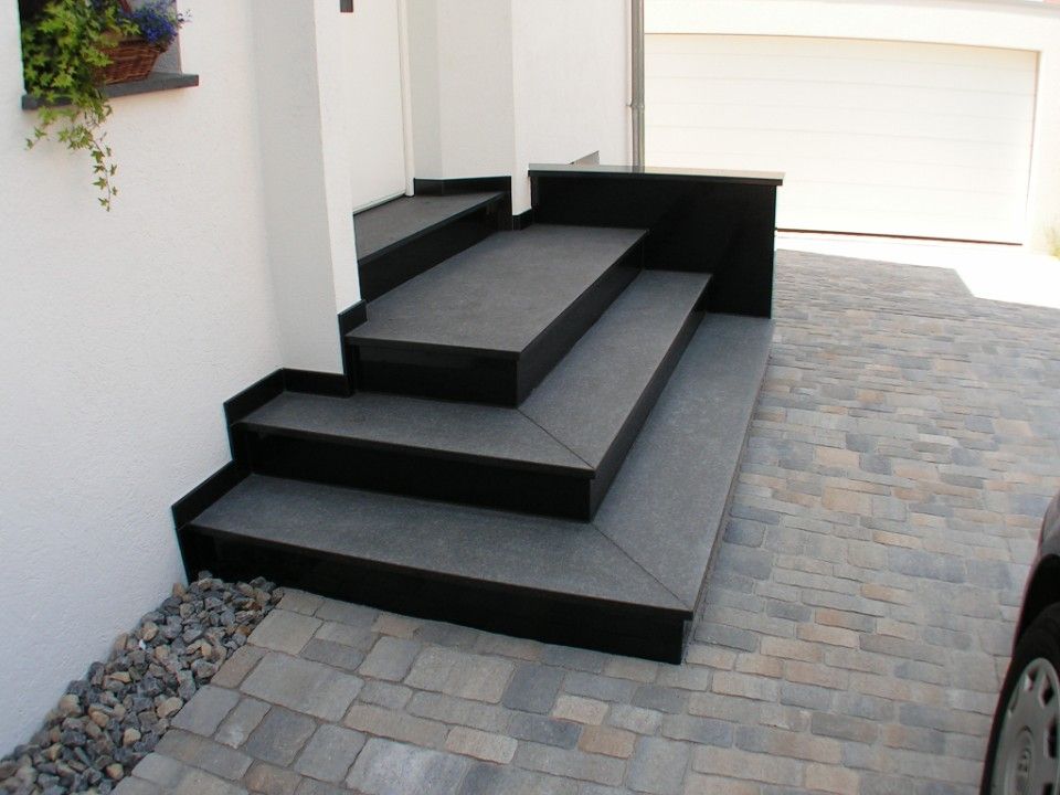dunkle Fliesen auf einer Treppe im Außenbereich
