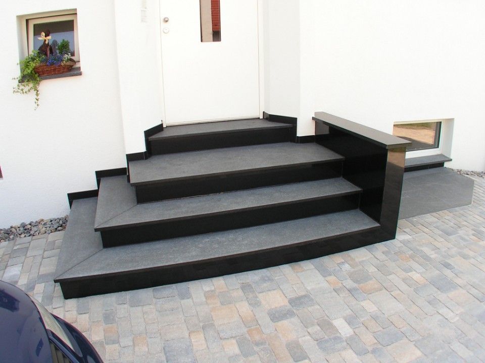 schwarze Fliesen vor einer Haustür