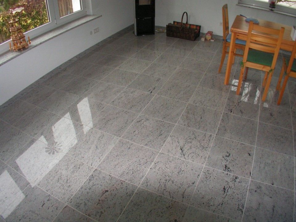 graue Natursteinfliesen im Esszimmer