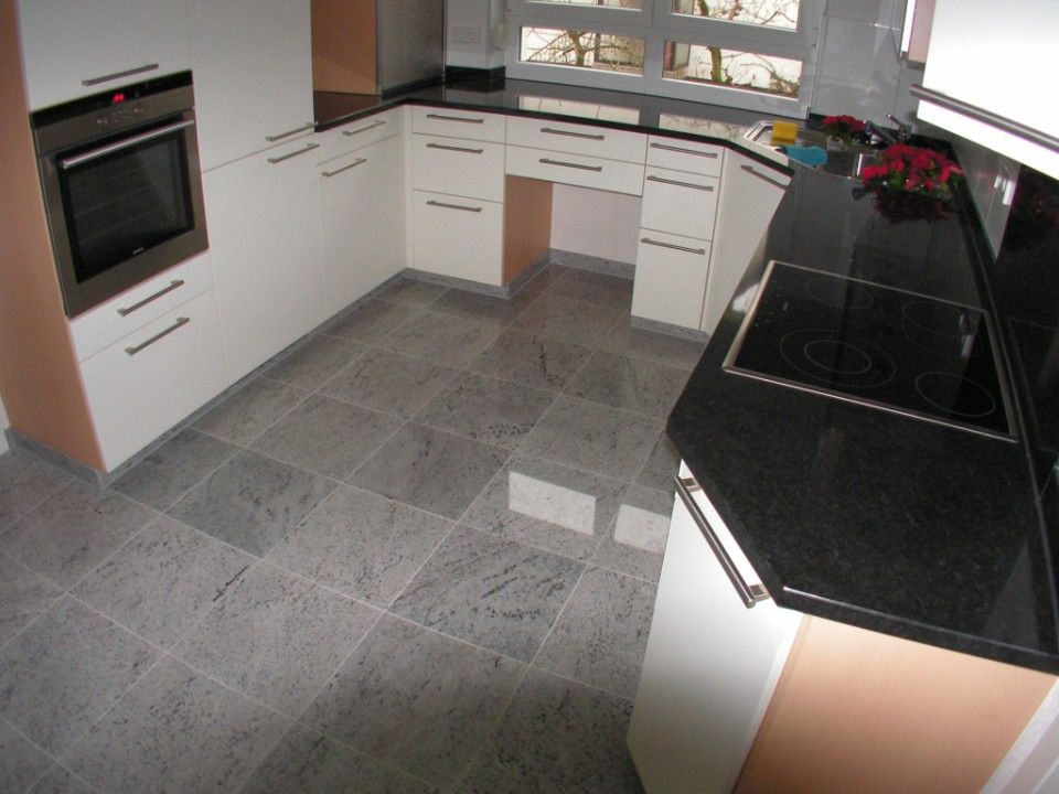 dunkle Fliesen in der Küche