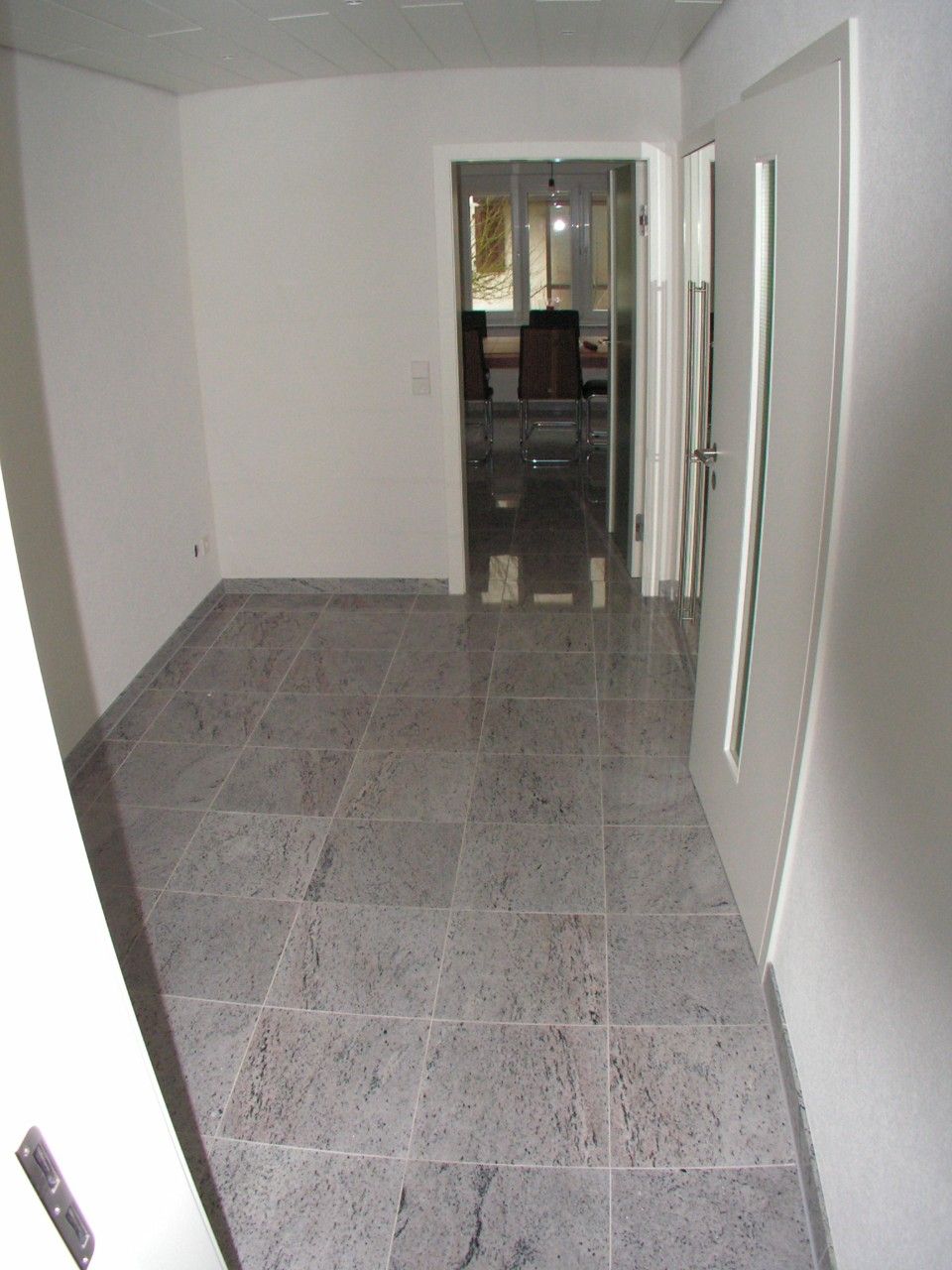 graue Fliesen in einer Wohnung