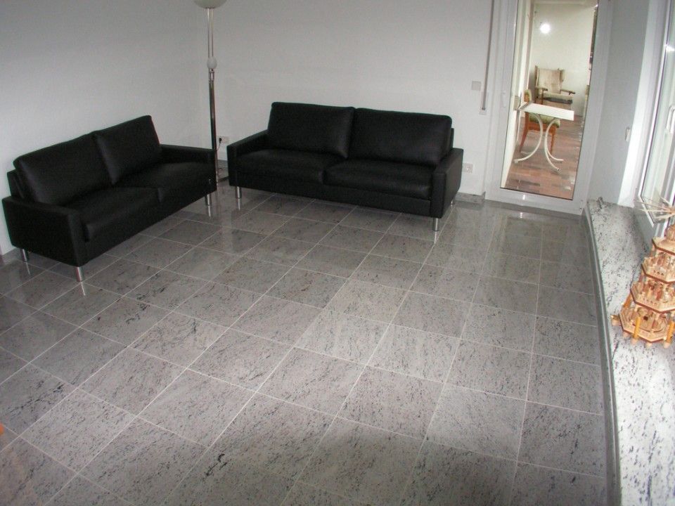 graue Fliesen in einem Wohnzimmer