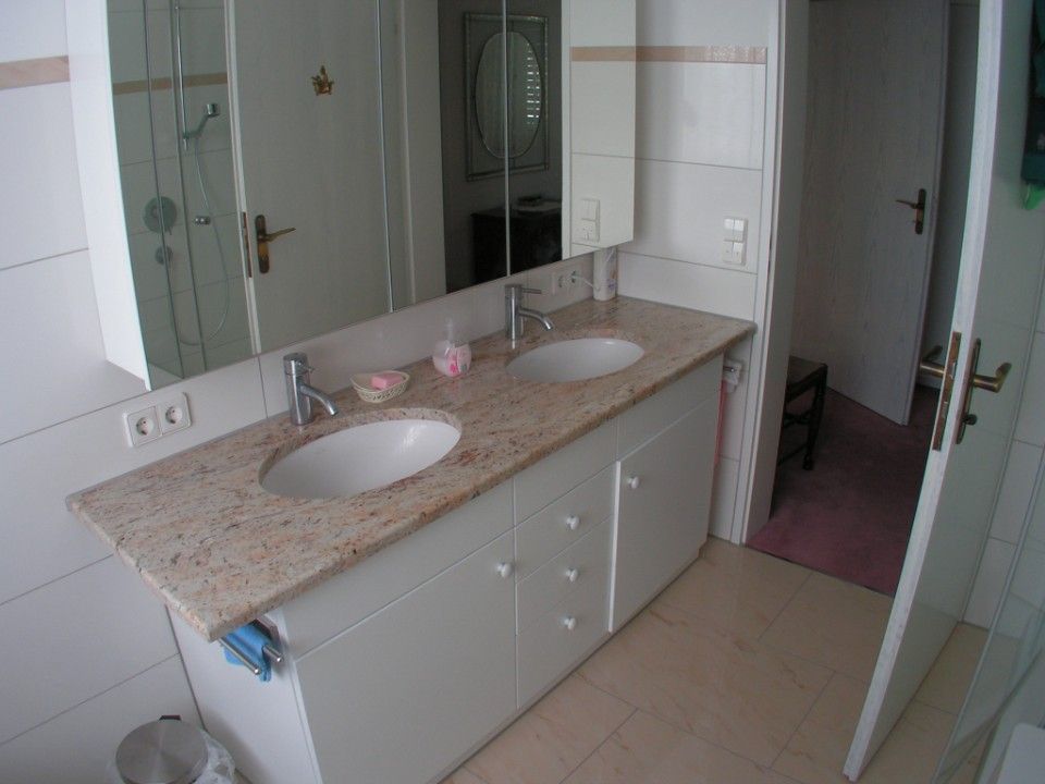 helle Fliesen im Bad