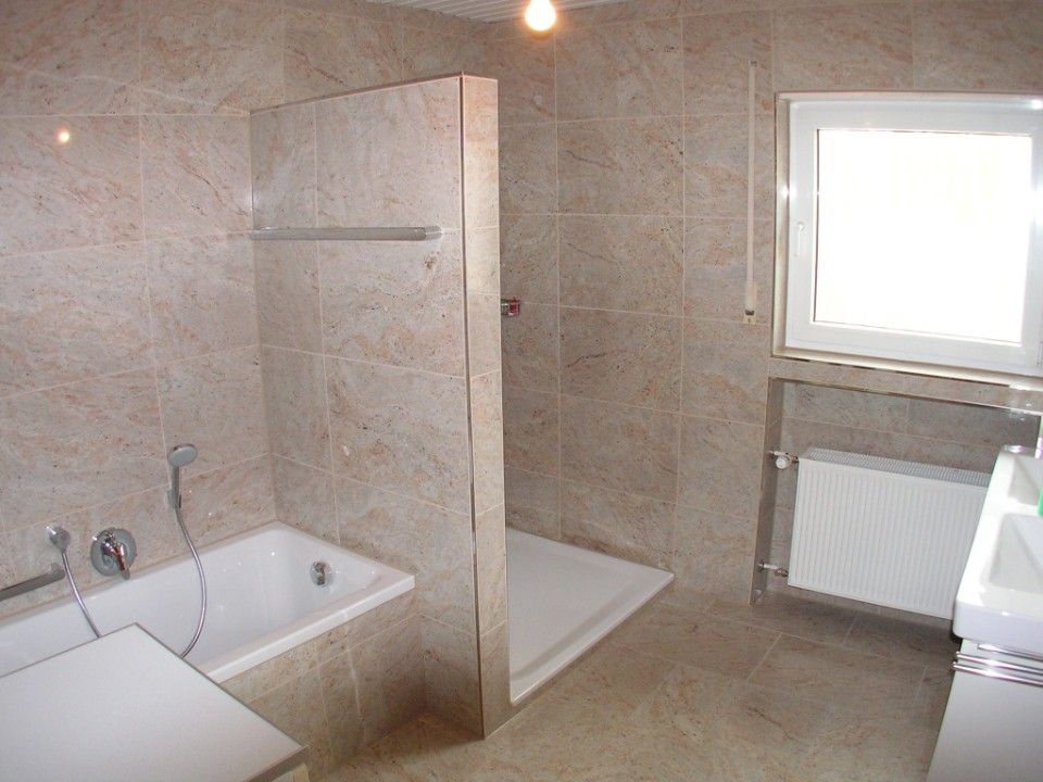 Bad mit Natursteinfliesen