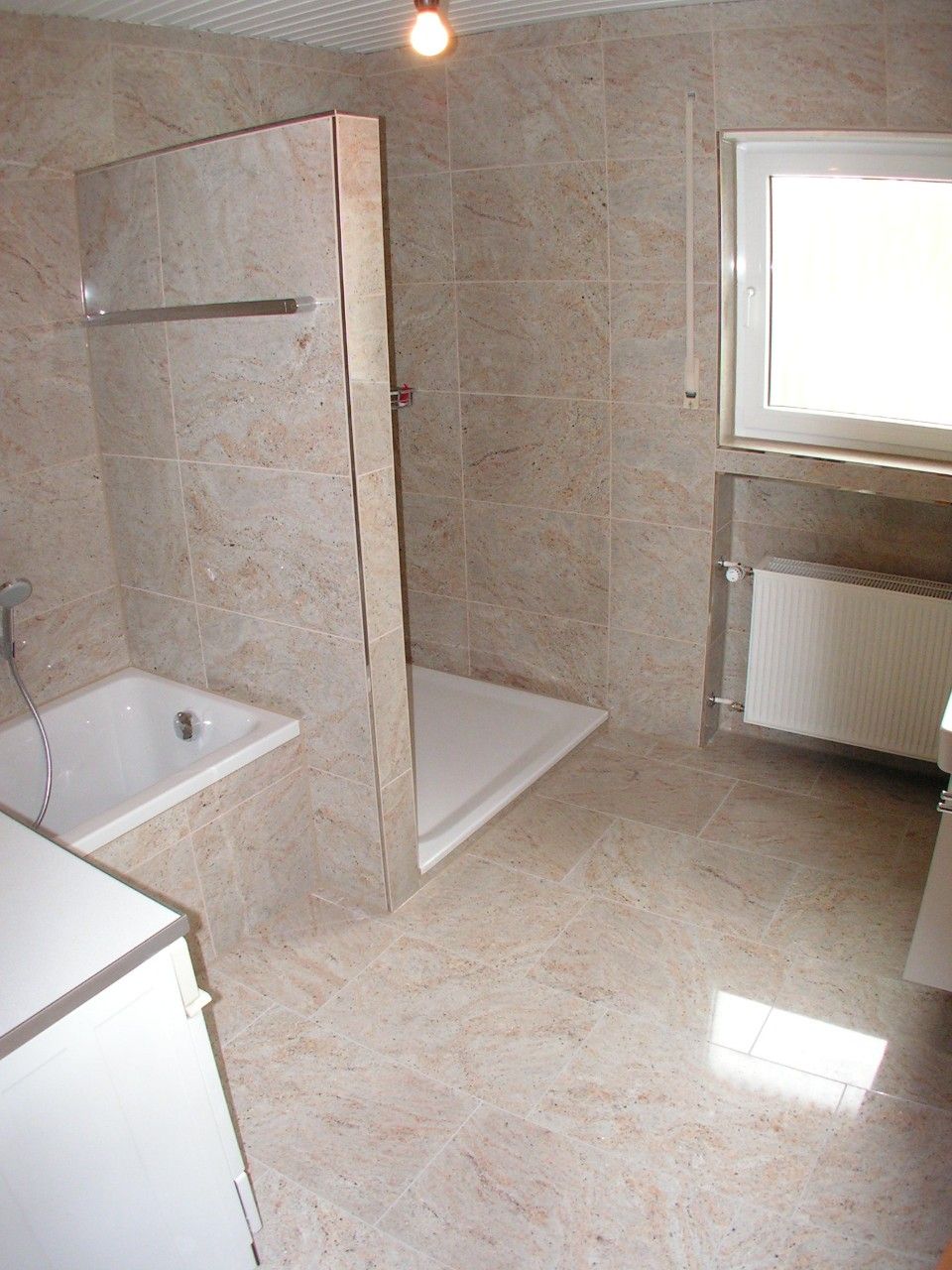 helle Fliesen im Badezimmer