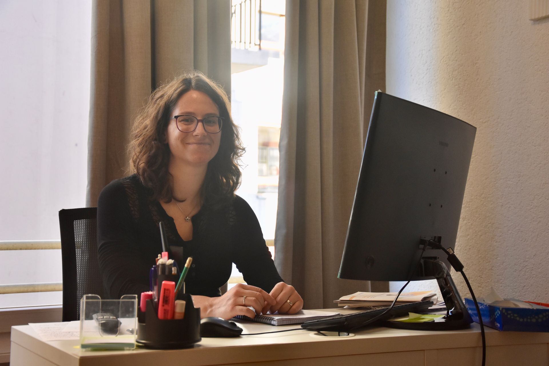 Une psychologue assise dans son bureau.