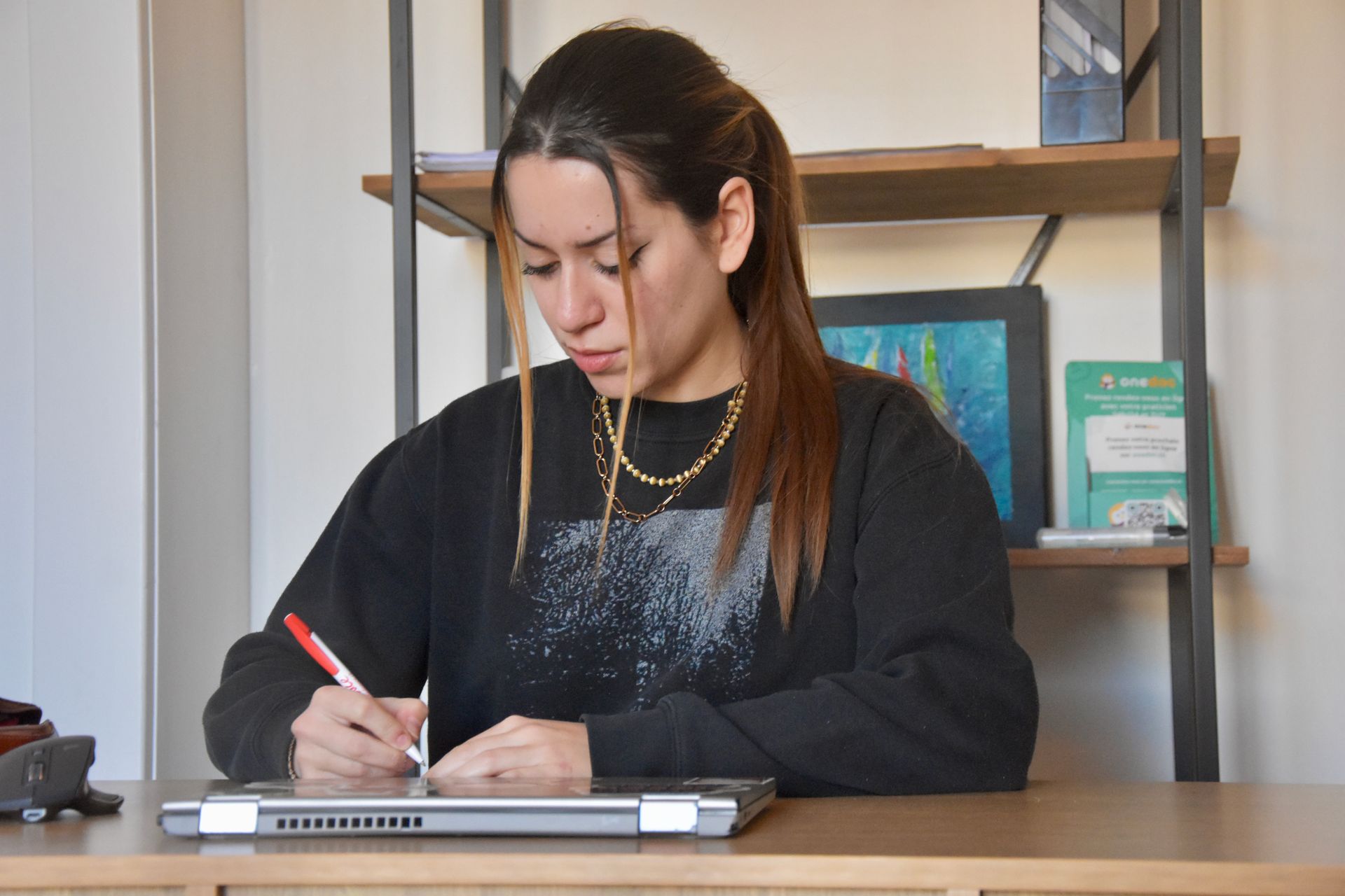 Une psychologue qui écrit un rapport.