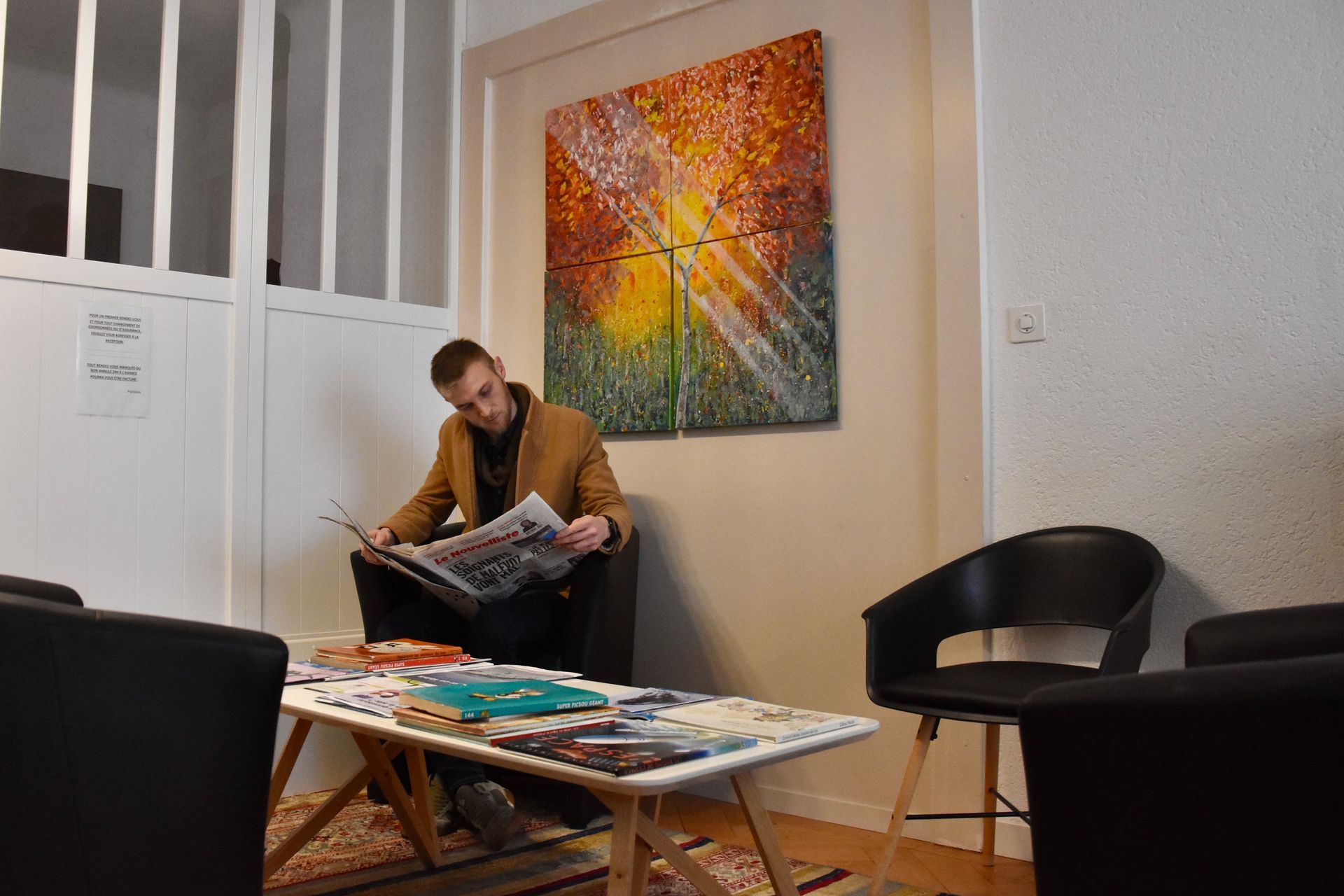 Un patient qui attend dans la salle d'attente.