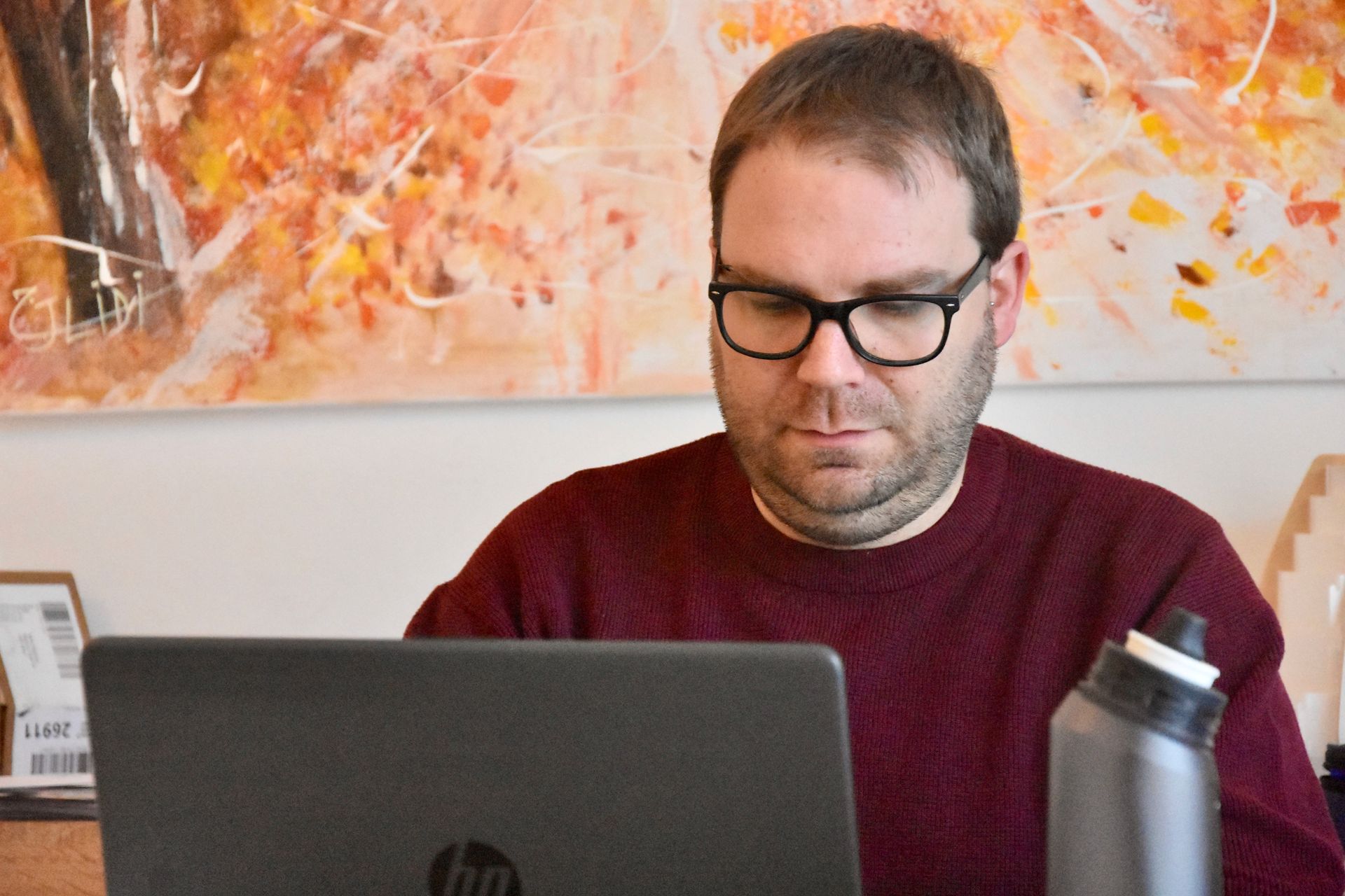 Un psychologue qui travaille sur son ordinateur.