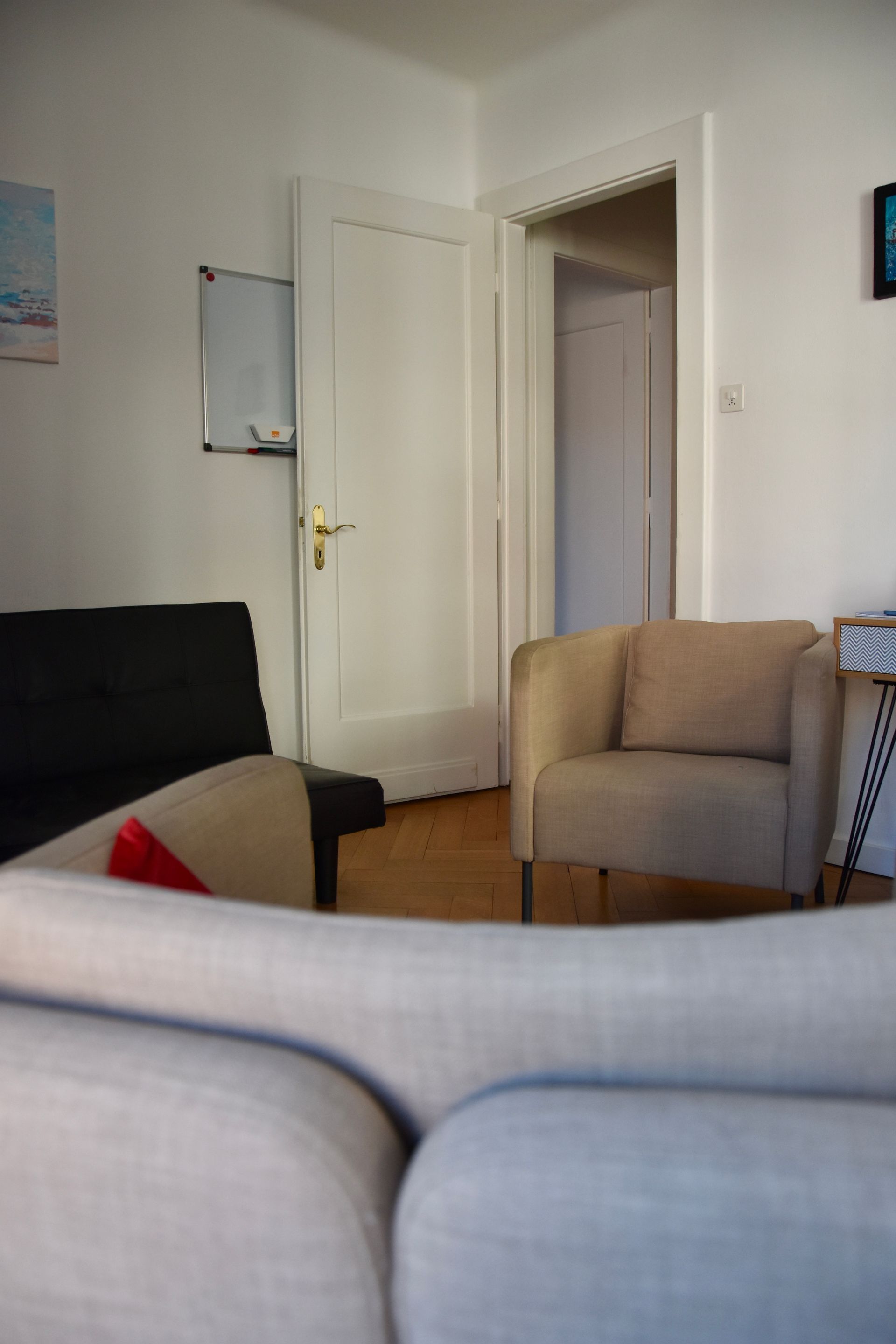 Une salle de psychologue avec des fauteuils.