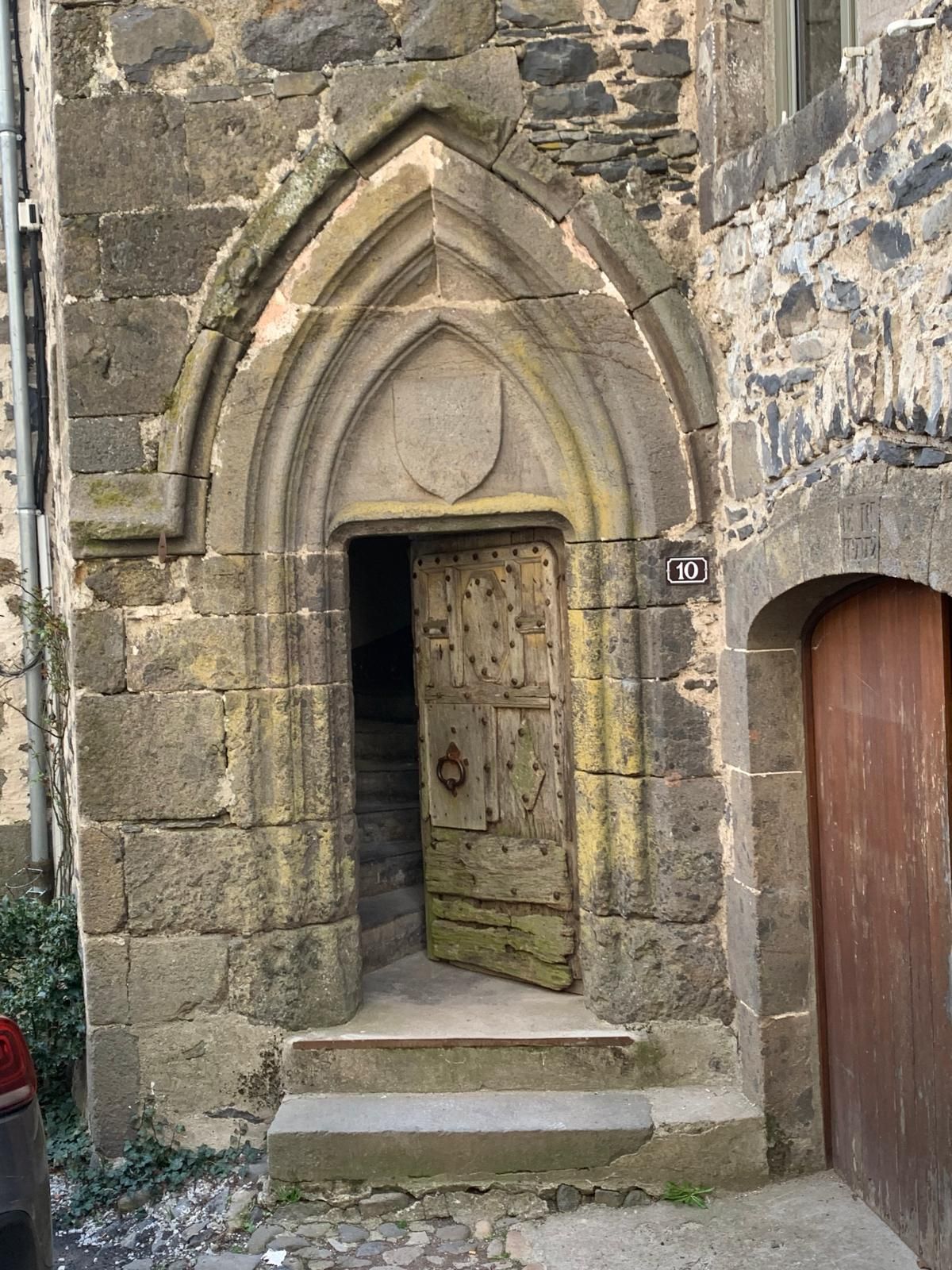 Porte ancienne ouverte.