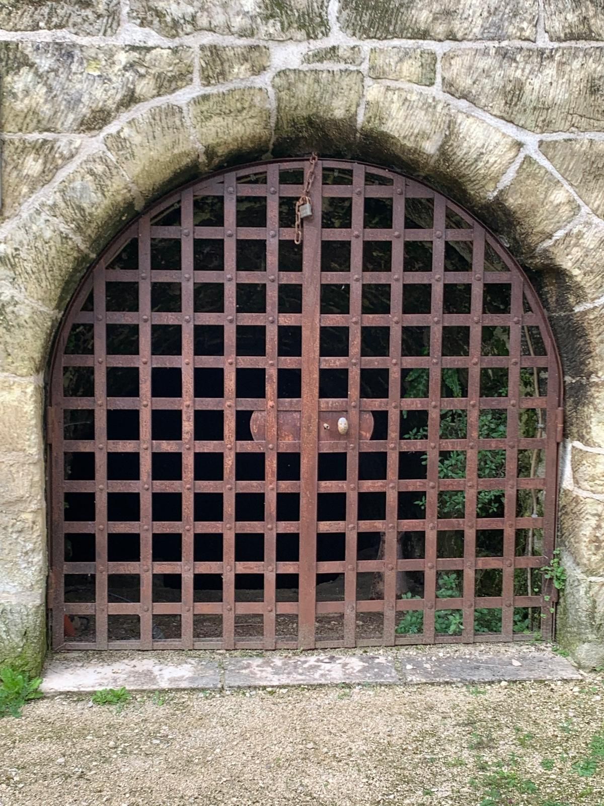Porte rouge ancienne.