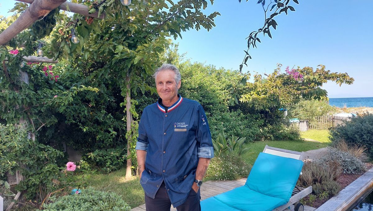 Pascal Vachey portant la veste de Meilleur Ouvrier de France
