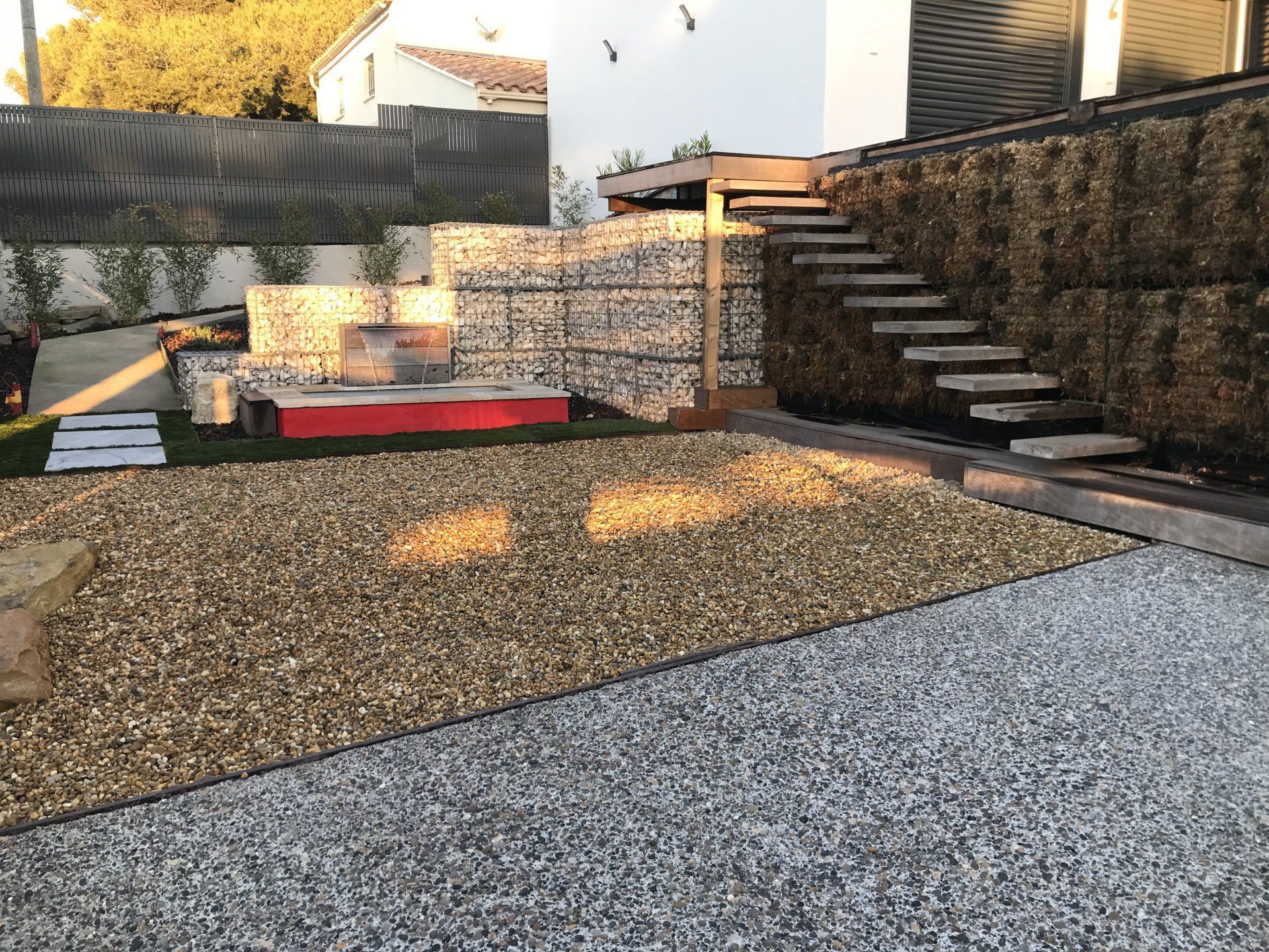 Jardin contemporain minéral avec gabions et escalier en pierre