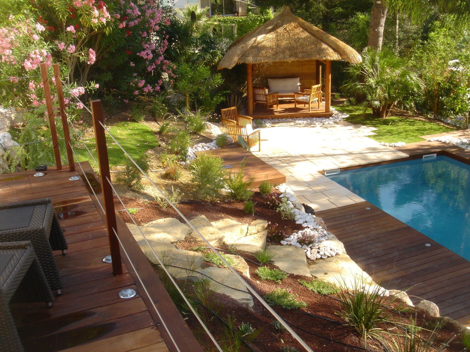 Jardin tropical avec piscine et cabanon
