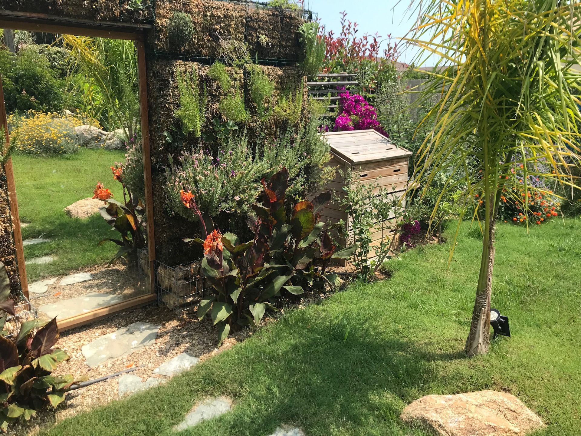 Jardin fleuri avec petite structure en bois