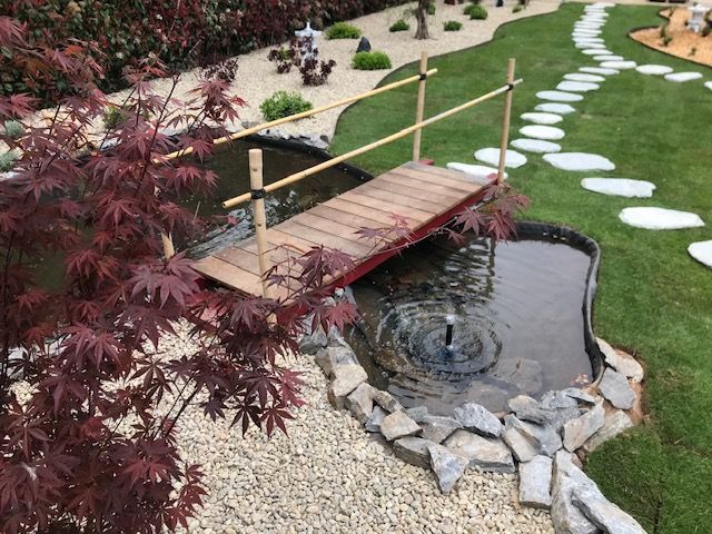 Jardin japonais avec passerelle en bois