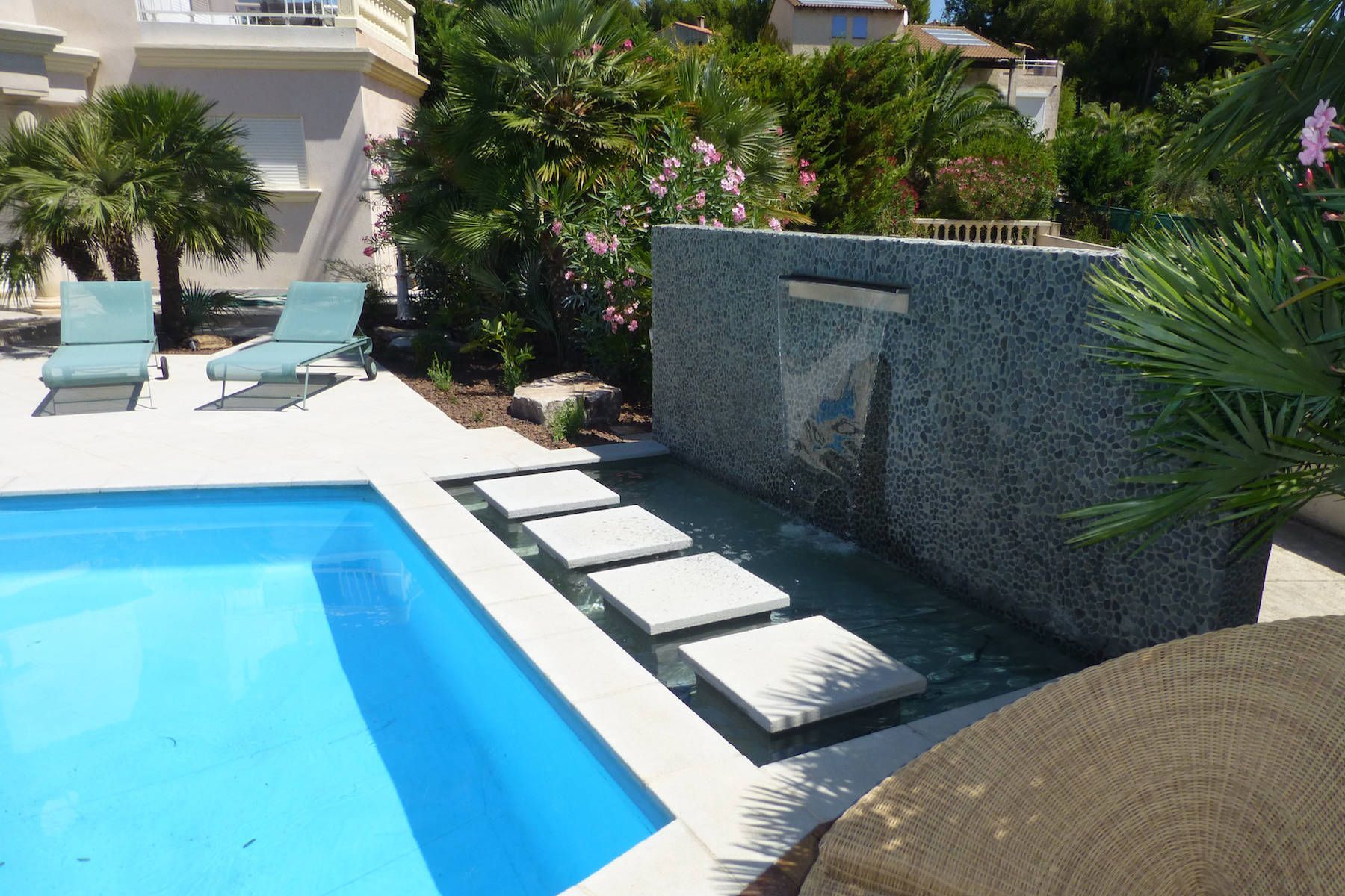 Piscine avec mur à cascade