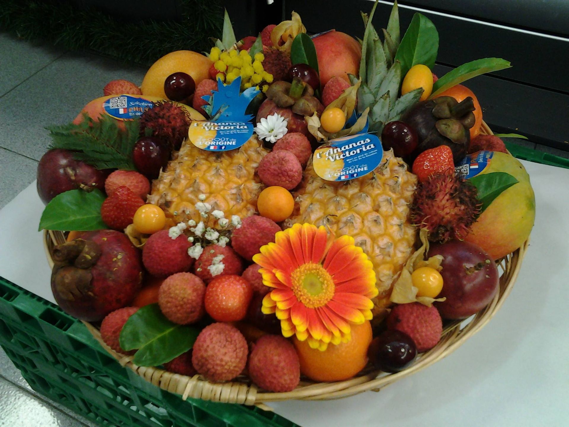 Panier de fruits, deux ananas