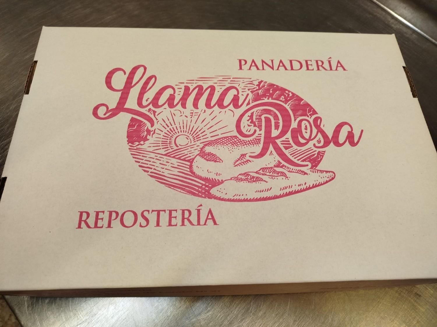 Una caja de cartón blanca con la inscripción 