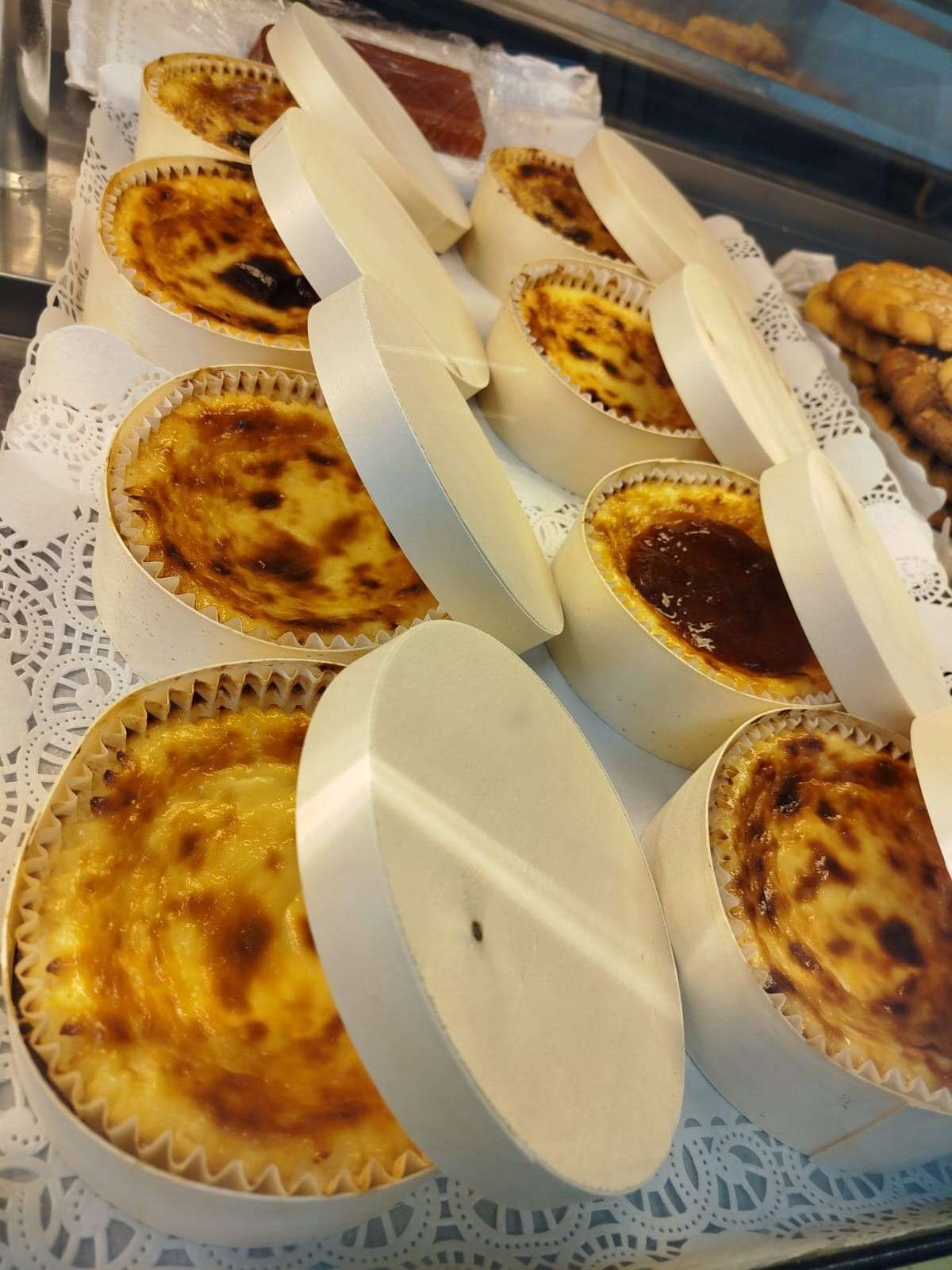 Primer plano, tomado desde un ángulo elevado, de varias tartaletas pequeñas, redondas y de color marrón dorado .