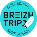 Logo bleu et noir pour l&rsquo;&eacute;cole de surf BREIZH TRIP, avec une ic&ocirc;ne de planche de surf blanche