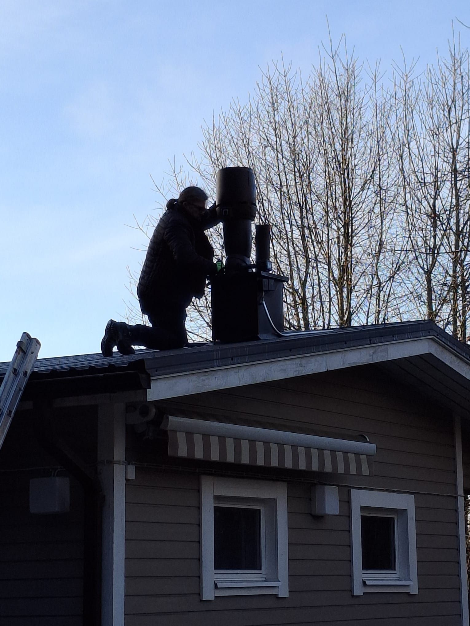 Halikon Rakennuspelti Oy:n ammattilaiset toteuttamassa pelti- ja ilmanvaihtotöitä Someron kohteessa.